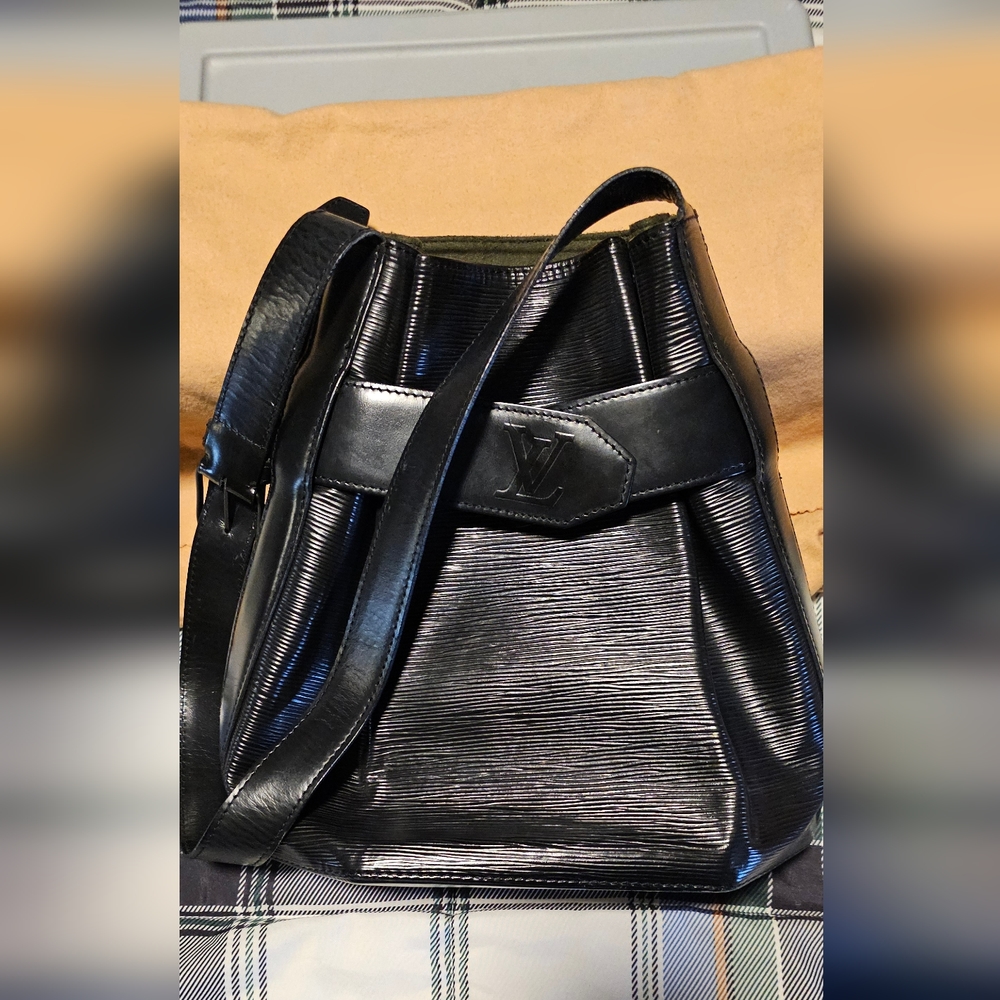 🥳🥳SOLD🥳🥳Authentic Epi Sac